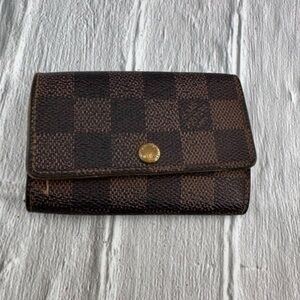 AUTHENTIC Louis Vuitton Epi leather 4 Ring Key Case